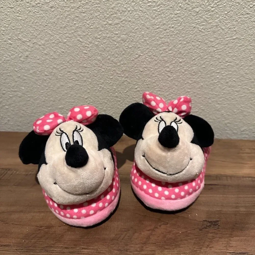 NWOT Minnie Mouse Pink Slippers with Minnie Head Size 9/10